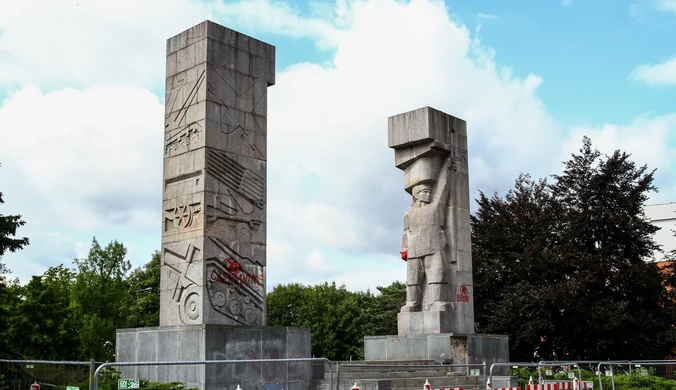 Antyrosyjski baner na olsztyńskim pomniku. Urząd miasta polecił go usunąć