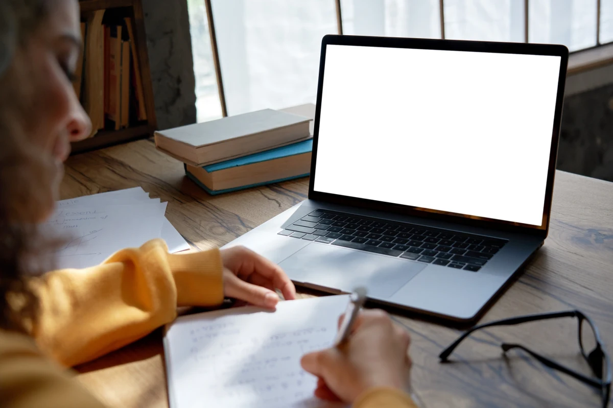 Na pięć lat dzieci z czwartych klas szkoły podstawowej otrzymają od państwa laptopy. Na taki okres podpisywana ma być umowa przekazania na własność komputerów, które uczniom chce sprezentować rząd. Rodzice będą mogli też podpisać umowę użyczenia sprzętu, a wtedy właścicielem komputera będzie szkoła. 