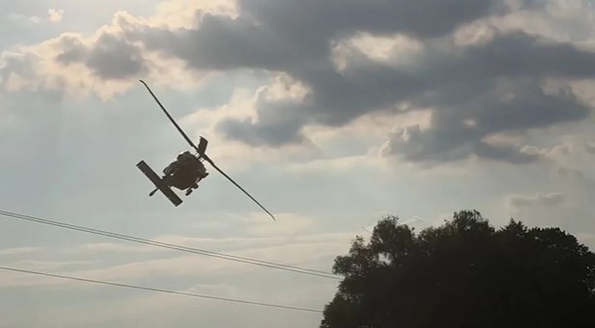 Będzie specjalny zespół śledczy do wyjaśnienia okoliczności groźnego incydentu z policyjnym śmigłowcem Black Hawk podczas wojskowego pikniku w Sarnowej Górze na Mazowszu. Niebawem w prokuraturze okręgowej w Płocku zapadnie decyzja o powołaniu tej specgrupy. W niedzielę policyjna maszyna niebezpiecznie nisko latała nad ludźmi, a następnie zahaczyła o linię energetyczną.