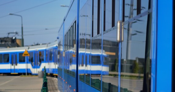 Policja poszukuje osób, które wczoraj wieczorem w Krakowie miały wepchnąć pod nadjeżdżający tramwaj młodego mężczyznę. W stanie ciężkim trafił on do szpitala.  