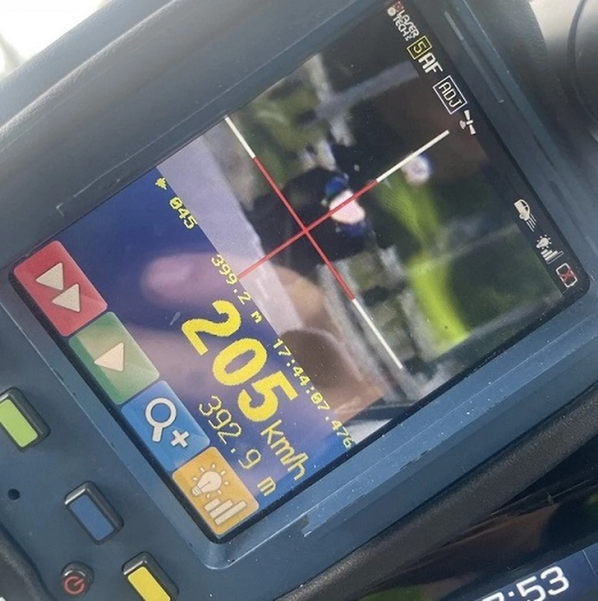 Policjanci z łódzkiej drogówki zatrzymali prawo jazdy 27-letniego motocyklisty, który pędził przez miasto z prędkością 205 km/h. Dodatkowo, mężczyzna został ukarany mandatem karnym w wysokości 2,5 tys. złotych oraz 15 punktami karnymi.