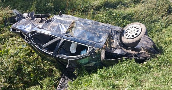 21-letni pasażer osobowego bmw zmarł w wyniku wypadku spowodowanego przez 19-letniego kierowcę. Do szpitala trafił jeszcze jeden pasażer pojazdu.