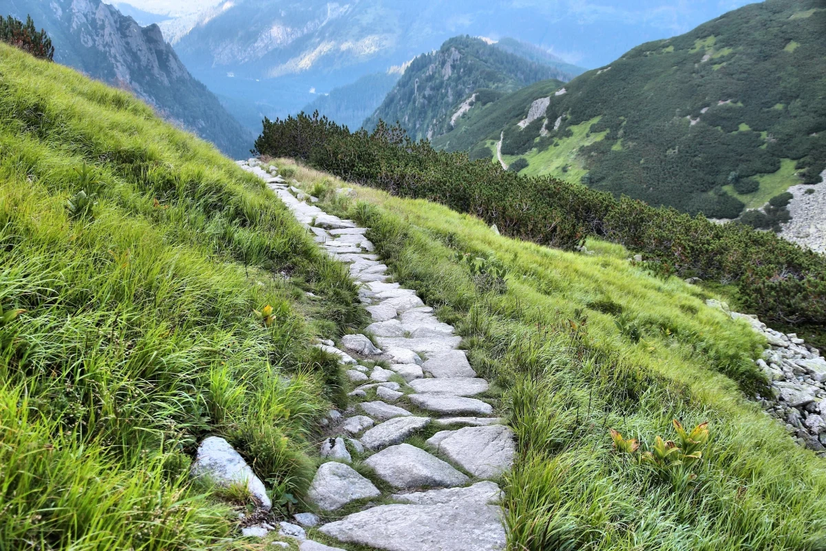W czwartek turyści mogą napotkać kolejne utrudnienia na szlakach w Tatrach. TPN planuje zamknąć popularną trasę turystyczną znad Morskiego Oka do Doliny Pięciu Stawów Polskich przez Świstówkę Roztocką. Utrudnienia będą także na Granatach, przez który przechodzi sławna Orla Perć.