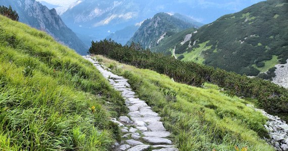 W czwartek turyści mogą napotkać kolejne utrudnienia na szlakach w Tatrach. TPN planuje zamknąć popularną trasę turystyczną znad Morskiego Oka do Doliny Pięciu Stawów Polskich przez Świstówkę Roztocką. Utrudnienia będą także na Granatach, przez który przechodzi sławna Orla Perć.