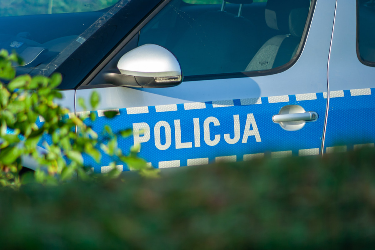 Makabryczne odkrycie policjantów na osiedlu Uroczym w Krakowie. W łazience mieszkania w budynku wielorodzinnym znaleziono zakrwawione ciało 28-letniego mężczyzny.