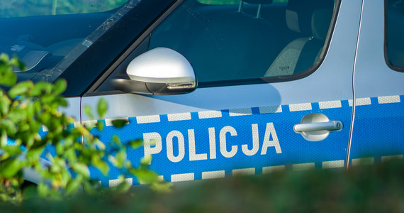 Makabryczne odkrycie policjantów na osiedlu Uroczym w Krakowie. W łazience mieszkania w budynku wielorodzinnym znaleziono zakrwawione ciało 28-letniego mężczyzny.