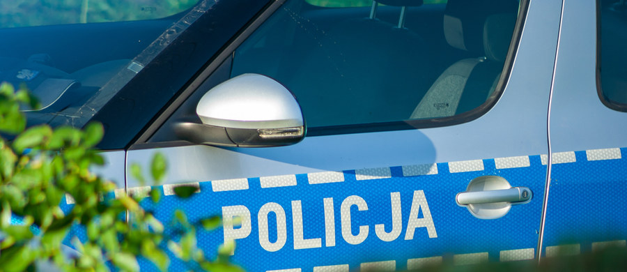 Makabryczne odkrycie policjantów na osiedlu Uroczym w Krakowie. W łazience mieszkania w budynku wielorodzinnym znaleziono zakrwawione ciało 28-letniego mężczyzny.