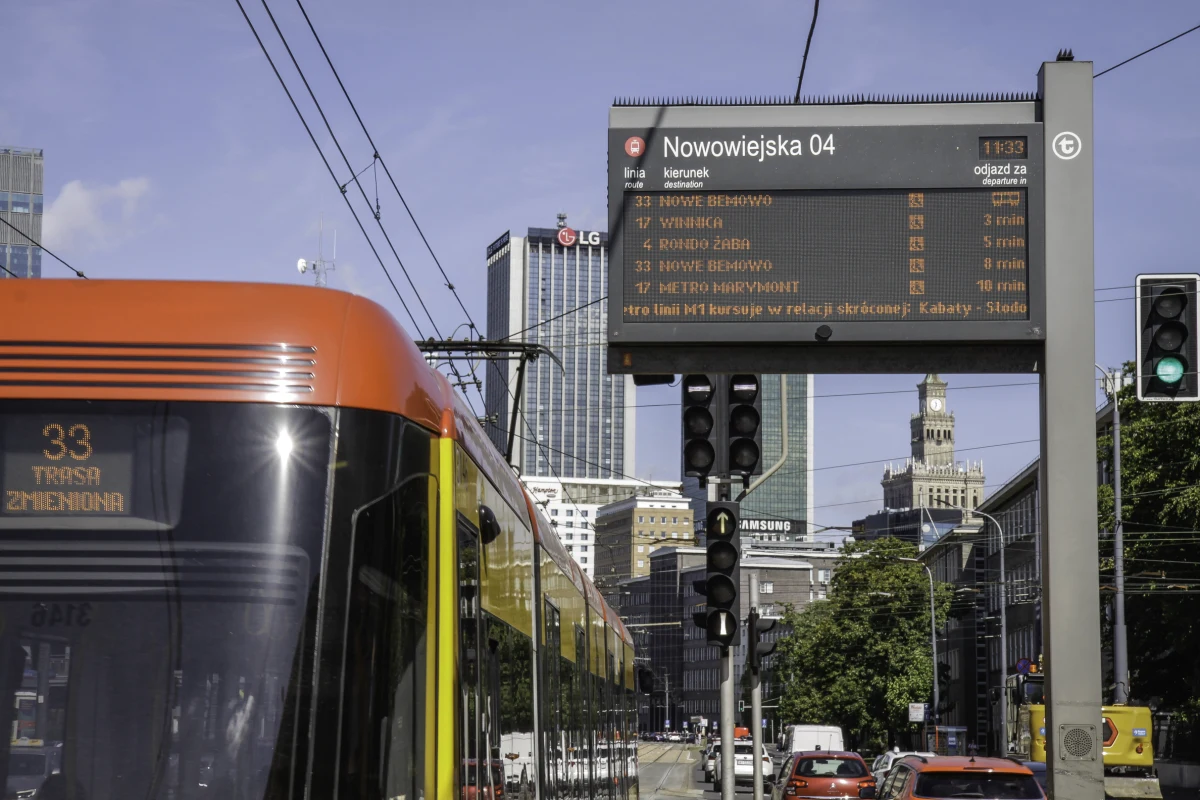 Podpisaliśmy umowę na montaż kolejnych elektronicznych wyświetlaczy z rozkładami jazdy. W Warszawie jest już 210 przystanków z takimi tablicami. Wkrótce będzie ich o kilkaset więcej - poinformował rzecznik Tramwajów Warszawskich Maciej Dutkiewicz.