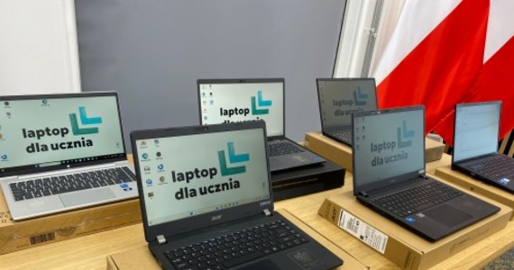 „Podpisano już umowy na dostawę 290 064 laptopy” – poinformował minister cyfryzacji Janusz Cieszyński. W pierwszej połowie września pierwsze laptopy od państwa mogą trafić do szkół i potem do czwartoklasistów.