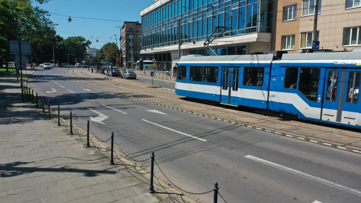 W sobotę, 2 września, rozpoczną się prace drogowe na ulicach Kościuszki i Zwierzynieckiej w Krakowie. Przebudowa potrwa 12 miesięcy. Będą zmiany w organizacji ruchu drogowego i funkcjonowaniu komunikacji miejskiej.