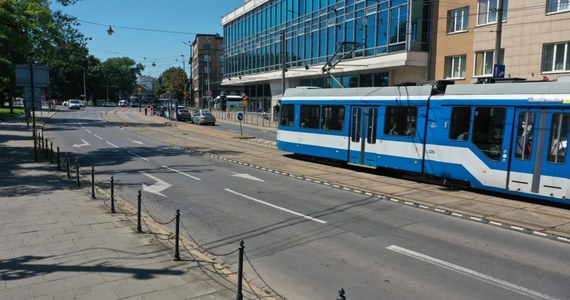 W sobotę, 2 września, rozpoczną się prace drogowe na ulicach Kościuszki i Zwierzynieckiej w Krakowie. Przebudowa potrwa 12 miesięcy. Będą zmiany w organizacji ruchu drogowego i funkcjonowaniu komunikacji miejskiej.
