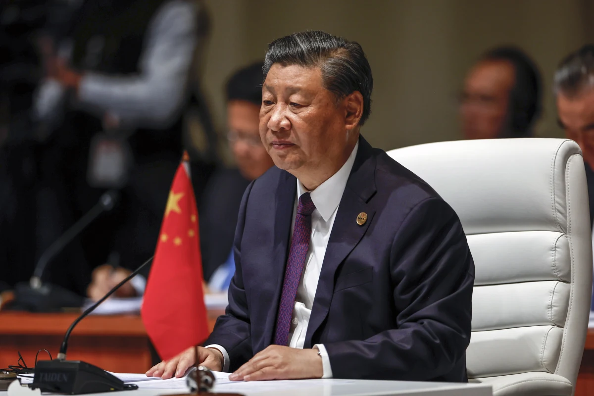 Xi Jinping nieoczekiwanie nie pojawił się spotkaniu zamykającym panel biznesowy szczytu BRICS.  Uczestniczyli w nim wszyscy pozostali przywódcy państw tworzących grupę. Wraz z nieobecnością chińskiego lidera pojawiły się spekulacje o jej możliwych przyczynach: problemach zdrowotnych, nadzwyczajnej sytuacji czy niezadowoleniu z ustaleń szczytu.
