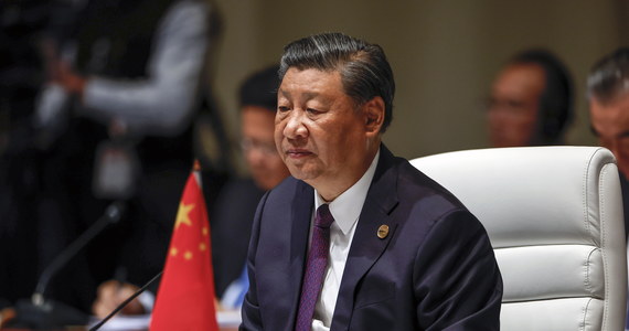 Xi Jinping nieoczekiwanie nie pojawił się spotkaniu zamykającym panel biznesowy szczytu BRICS.  Uczestniczyli w nim wszyscy pozostali przywódcy państw tworzących grupę. Wraz z nieobecnością chińskiego lidera pojawiły się spekulacje o jej możliwych przyczynach: problemach zdrowotnych, nadzwyczajnej sytuacji czy niezadowoleniu z ustaleń szczytu.