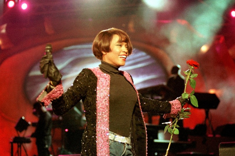 W sierpniu 1999 roku odbył się pierwszy i jak się okazało jedyny koncert Whitney Houston w naszym kraju. Jak przebiegał koncert mega gwiazdy w Polsce? Występ słynnej wokalistki wzbudził mnóstwo kontrowersji!