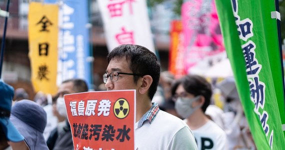 Japonia rozpoczęła uwalniane do Oceanu Spokojnego ponad miliona ton radioaktywnej wody ze zniszczonej przez trzęsienie ziemi i tsunami elektrowni jądrowej Fukushima. Decyzja japońskich władz, zaakceptowana przez Międzynarodową Agencją Energii Atomowej, spotkała się z ostrą krytyką ze strony m.in. Chin. 