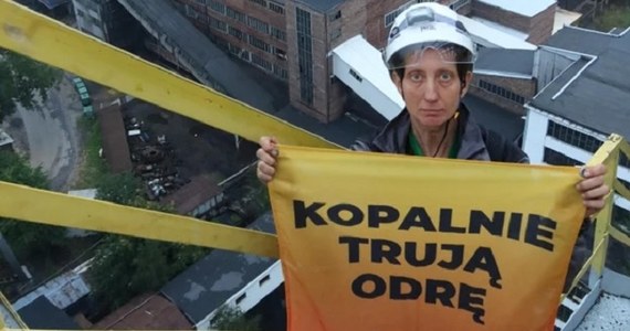 Wznowione zostało wydobycie węgla w ruchu Bielszowice kopalni Ruda w Rudzie Śląskiej. Wczoraj fedrowanie wstrzymano po tym, jak aktywiści Greenpeace weszli na wieżę szybową zakładu, protestując przeciwko zrzucaniu przez kopalnię zasolonych wód do rzek. Po południu ekolodzy zeszli z szybu. Akcją aktywistów zajęła się prokuratura w Rudzie Śląskiej.