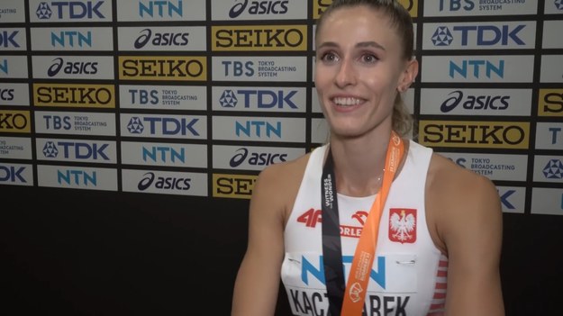 Natalia Kaczmarek zdobyła srebrny medal w biegu na 400 m podczas lekkoatletycznych mistrzostw świata w Budapeszcie. Wygrała Marileidy Paulino z Dominikany. - Przyjechałam tu z myślą o podium, mój trener też we mnie wierzył, ale nie chciałam nakładać na siebie niepotrzebnej presji. Chodziło za mną widmo Eugene, bo bardzo chciałam być w tamtym finale i uważam, że było mnie na to stać, a to się nie udało, więc w tym roku unikałam mediów, nie chciałam o tym za bardzo rozmawiać, żeby skupić się tylko na biegu i udało się, jest medal - powiedziała Kaczmarek.

