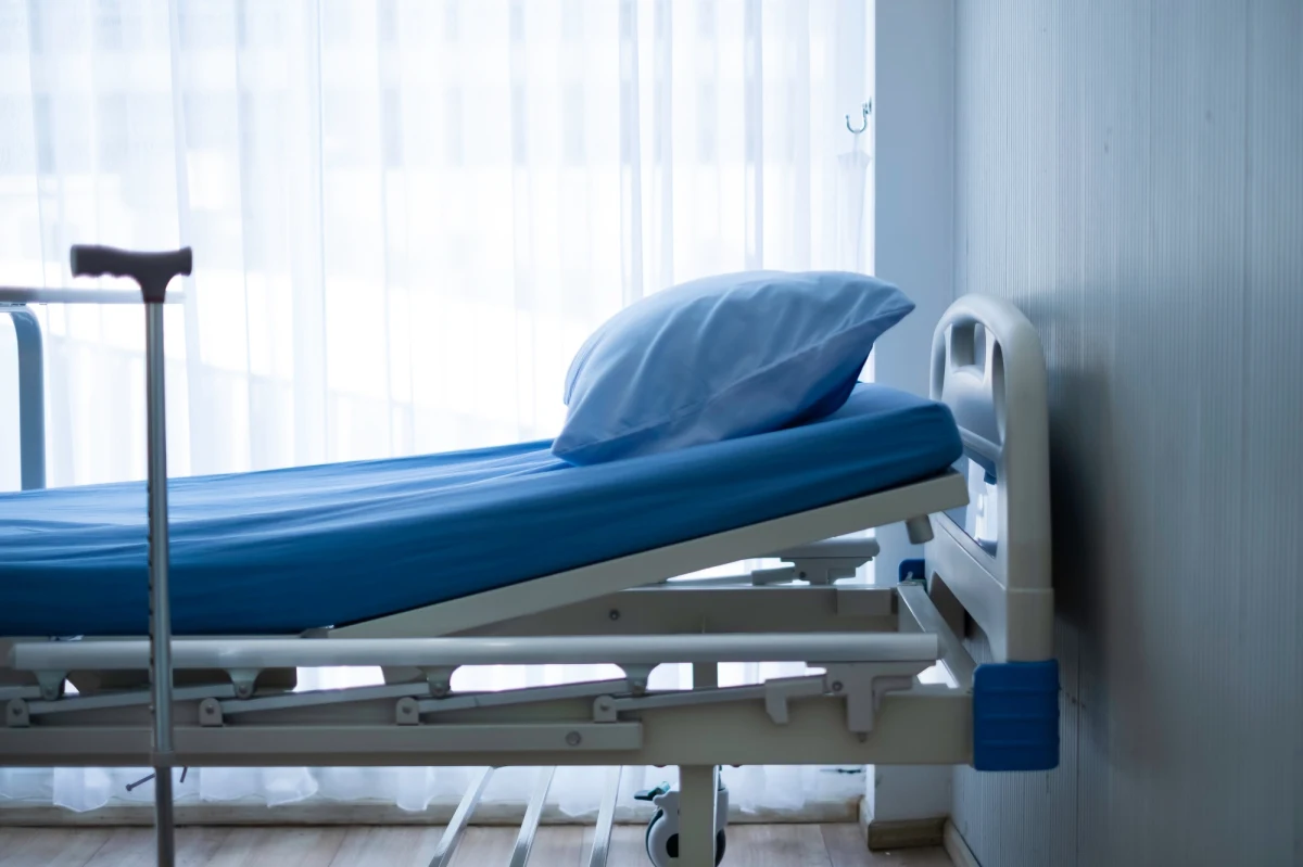 Już 76 zakażeń bakterią Legionella w Rzeszowie. 5 osób zmarło. W ratuszu odbyło się spotkanie miejskiego sztabu kryzysowego, w którym uczestniczył m.in. prezydent Konrad Fijołek. Ministerstwo Zdrowia w komunikacie przekazało, że "weryfikowany jest wariant dotyczący miejskiej sieci wodociągowej jako źródła zakażenia bakterią".