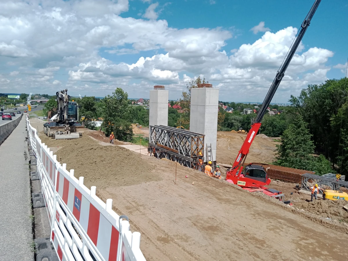 Dzisiaj ( 24.08) na kilka godzin zamknięty zostanie jeden pas ruchu na zakopiance w Gaju, w kierunku Myślenic, obok budowanego węzła drogowego. Kierowcy muszą się liczyć z utrudnieniami.