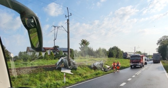 Bus zderzył się z pociągiem w Borkowicach pod Koszalinem w woj. zachodniopomorskim. Ruch pociągów na trasie Szczecin - Kołobrzeg jest wstrzymany. 