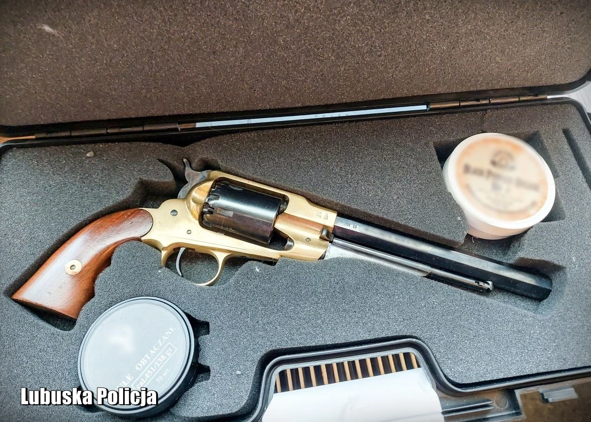 Między innymi zarzut usiłowania zabójstwa usłyszał 34-latek ze Świebodzina (Lubuskie), który miał strzelać z czarnoprochowego rewolweru przez okno auta, wymachiwać bronią, grozić nią kobiecie i oddać strzał w kierunku innego mężczyzny - poinformował w czwartek rzecznik lubuskiej policji, podinsp. Marcin Maludy. Mężczyzna został tymczasowo aresztowany.