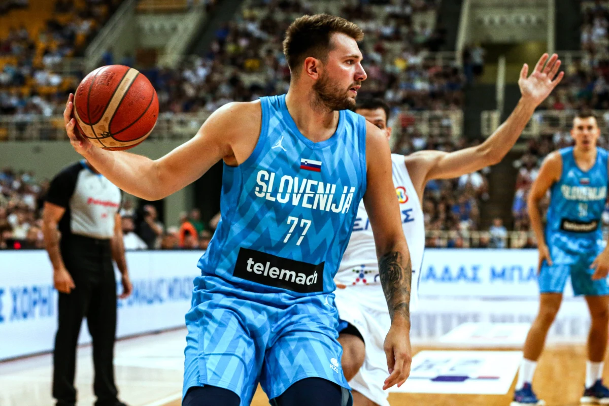 Już jutro w Japonii, Indonezji i Filipinach ruszają mistrzostwa świata koszykarzy. Kto jest głównym kandydatem do złota? Ile pozostało z idei amerykańskiego Dream Teamu? Kogo brakuje a którą drużynę gwiazdy NBA mogą doprowadzić do podium? O tym wszystkim Patryk Serwański porozmawiał z byłym reprezentantem Polski Szymonem Szewczykiem.