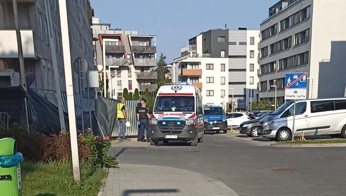 Do tragicznego wypadku doszło na budowie w Krakowie. Nie żyje 27-letni mężczyzna, który spadł z dachu budynku, z wysokości 5 piętra.