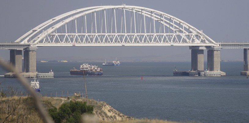 Rosyjska armia zatapia własne statki w Cieśninie Kerczeńskiej, próbując stworzyć szczelną barierę do ochrony kluczowego mostu przed atakami ukraińskich podwodnych dronów. Pytanie tylko, czy akcja ma w ogóle szanse powodzenia? 
