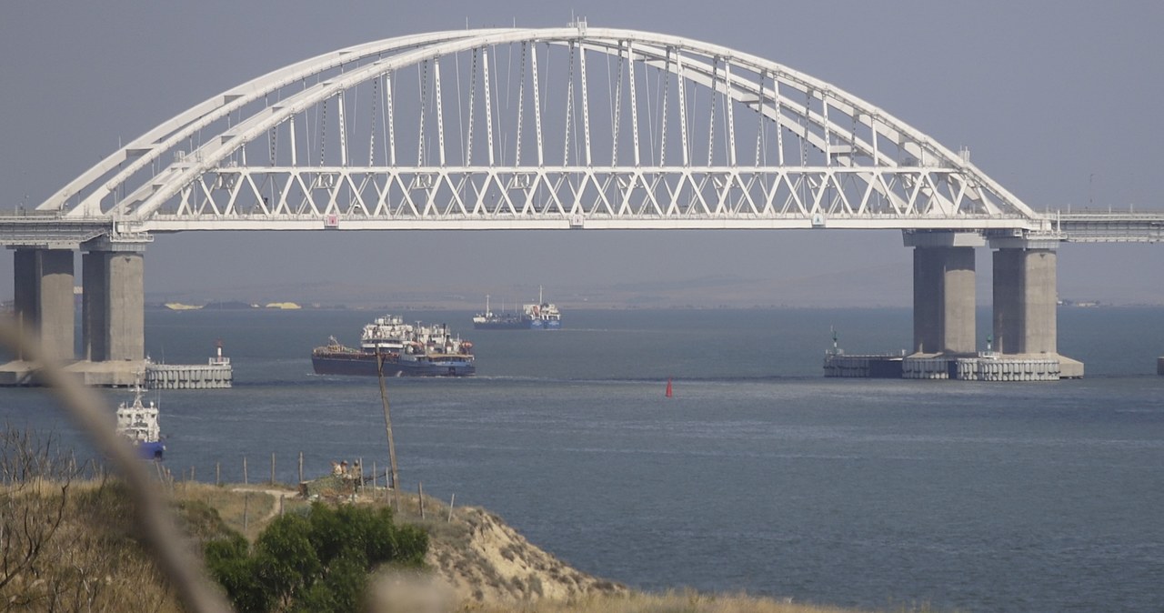 Rosyjska armia zatapia własne statki w Cieśninie Kerczeńskiej, próbując stworzyć szczelną barierę do ochrony kluczowego mostu przed atakami ukraińskich podwodnych dronów. Pytanie tylko, czy akcja ma w ogóle szanse powodzenia? 