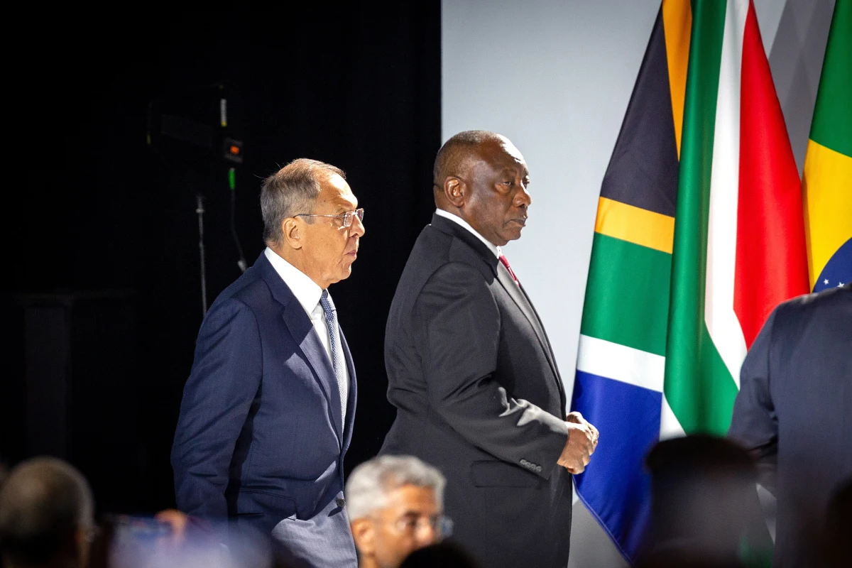 BRICS - blok składający się z Brazylii, Rosji, Indii, Chin i Afryki Południowej - zaprosił do przyłączenia się sześć kolejnych państw - poinformował prezydent Afryki Południowej Cyril Ramaphosa w czwartek, w ostatnim dniu szczytu grupy. Jak podała agencja Reutera, nowymi członkami mają stać się Argentyna, Egipt, Iran, Etiopia, Arabia Saudyjska i Zjednoczone Emiraty Arabskie.