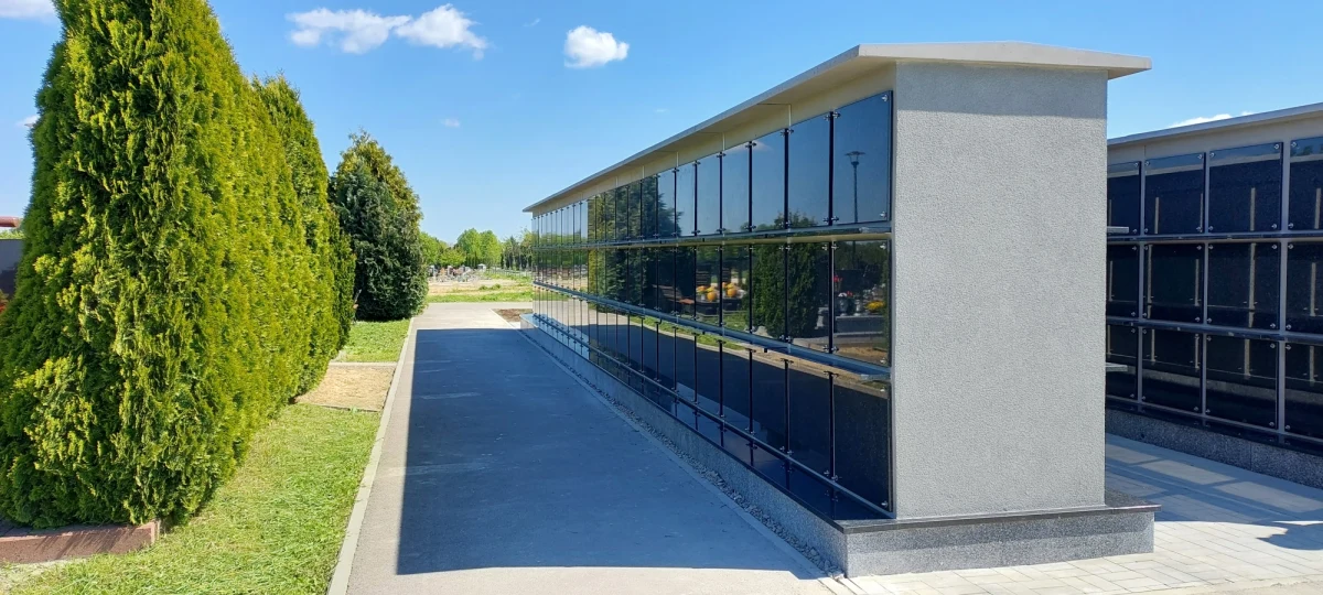 Dwa kolejne segmenty kolumbarium - z 864 miejscami na urny - powstaną na cmentarzu komunalnym na Majdanku w Lublinie. Inwestycja warta ponad 2 mln zł ma zakończyć się za 1,5 roku.