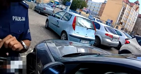 50 punktów karnych oraz grzywnę w kwocie 3,2 tys. zł otrzymał obywatel Ukrainy, który we Wrocławiu złamał kilka przepisów drogowych. Okazało się też, że mężczyzna nie ma uprawnień do prowadzenia pojazdu.