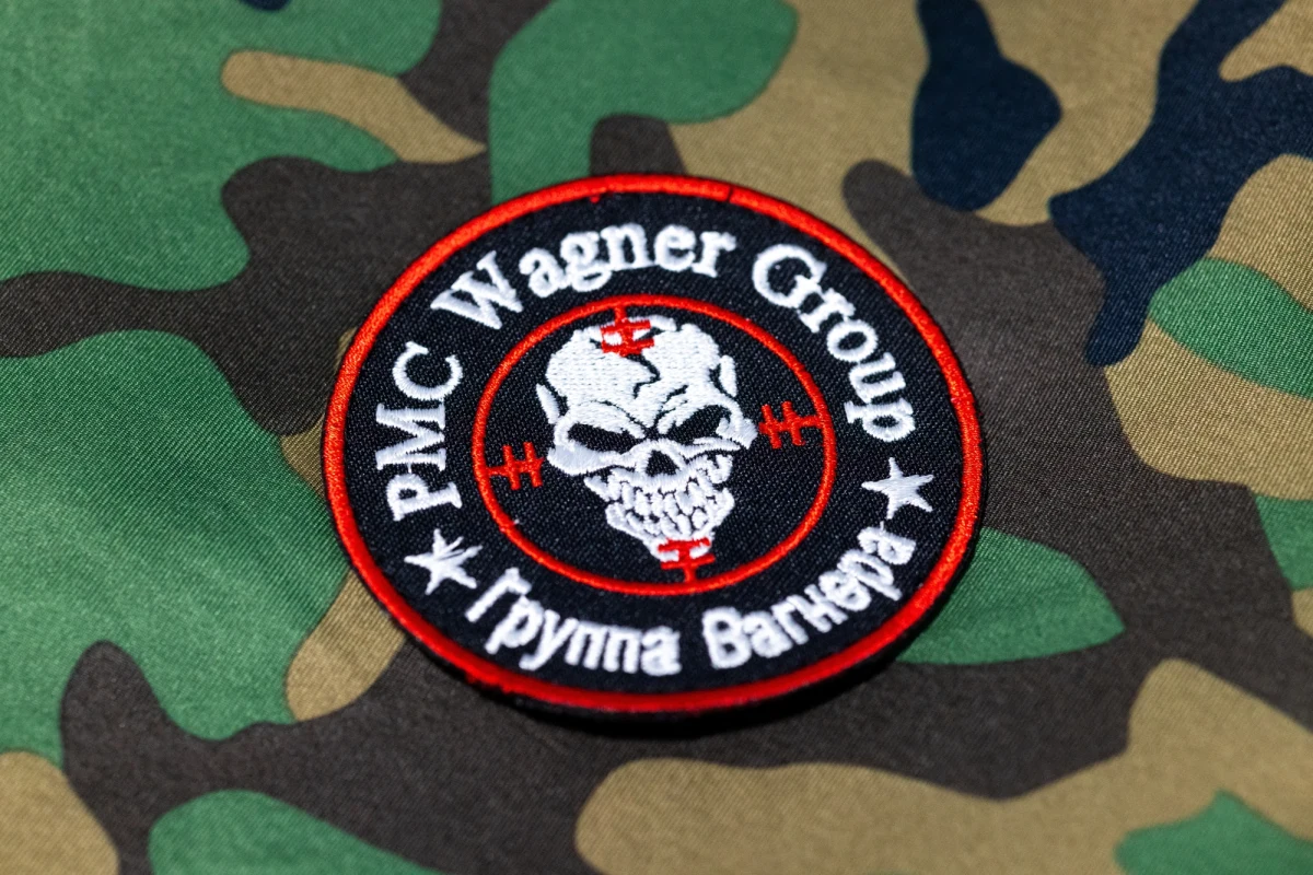 "Tutaj, upraszczając tę sytuację, mieliśmy do czynienia z obrazem tego, czym jest system rosyjski. Czyli ze skanalizowaniem walk przestępczych z ulicy, jeszcze z okresu Jelcyna, do takiego modelu, w którym walczą już z użyciem elit politycznych, wywiadowczych, wojskowych, również biznesowych, a nie strzelają się na ulicach z kałasznikowa" - tak na antenie Radia RMF24 doktor Jacek Raubo, ekspert portalu Defence24 i wykładowca Uniwersytetu im. Adama Mickiewicza w Poznaniu komentował katastrofę lotniczą samolotu Prigożyna.