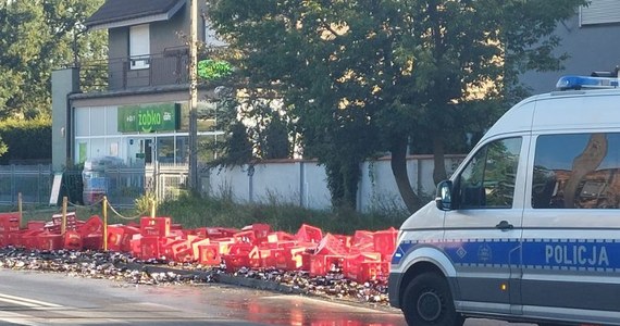 Dziś rano w rejonie ul. Browarnej w Poznaniu wywrócił się ładunek, którym było prawie 7 tysięcy butelek piwa. "Złoty trunek" spłynął drogą, a kierowca został ukarany.