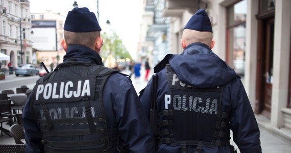Mężczyzna z nożem wszedł do banku na warszawskiej Pradze-Południe. Obezwładnili go policjanci. 