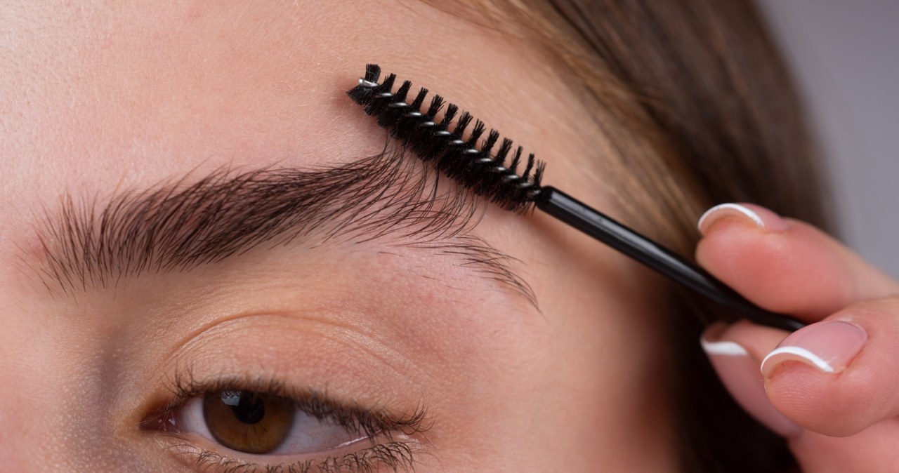 Możesz mieć gęste brwi bez henny. Wystarczą 2 minuty dziennie