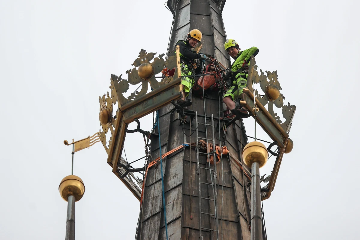 Rozpoczyna się kolejny, ostatni już etap prac na wieży Bazyliki Mariackiej w Krakowie. Iglica obramowana jest jeszcze rusztowaniem, ale już za kilka dni na górę wróci złota korona. Ta także jest w trakcie renowacji. Powleczona zostanie prawdziwym złotem.
