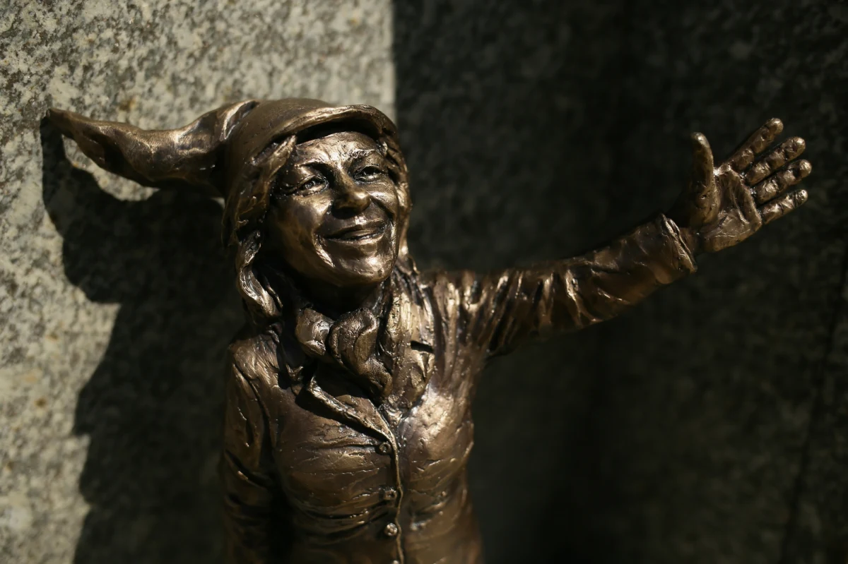 Krasnalka Krystyna stanęła przed Teatrem Śląskim. Figurkę podarował Stowarzyszeniu Krystyn im. Krystyny Bochenek prezydent Wrocławia podczas ostatniego zjazdu pań o tym imieniu. One zaś przywiozły krasnalkę do Katowic, gdzie ich historia się rozpoczęła.