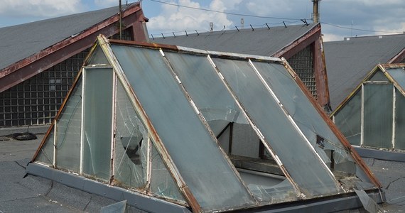 Bialscy policjanci ustalili sprawców wybicia niemal 150 szyb w oknach dachowych budynku, na szkodę kilku miejscowych firm. Wartość strat oszacowana została na kwotę ponad 80 tys. zł. 