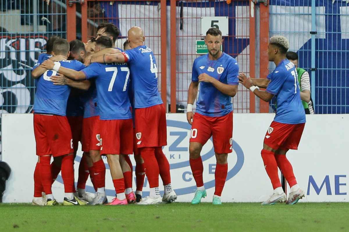 Mieliśmy oglądać szlagiery z udziałem czterech czołowych drużyn poprzedniego sezonu, ale mecze Pogoni z wicemistrzem Legią oraz Lecha z mistrzem Rakowem zostały przełożone. W tej sytuacji najciekawiej powinno być w sobotę w śląskich derbach, gdzie Piast Gliwice zagra z Ruchem Chorzów.