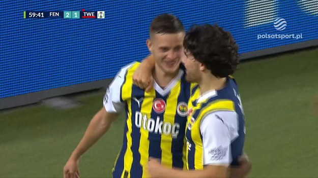 Sebastian Szymański dołożył gola do asysty w meczu Fenerbahce - Twente. Polak dał swojej drużynie prowadzenie 2-1. 

