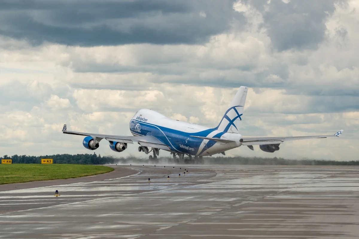 Seria eksplozji w piątek w nocy w okolicach rosyjskich miast Kaługa i Tuła. Moskiewskie lotniska wstrzymały pracę - poinformowała Ukraińska Prawda. Jak z kolei twierdzi rosyjskie Ministerstwo Obronny, nad okupowanym Krymem zniszczono 42 drony.