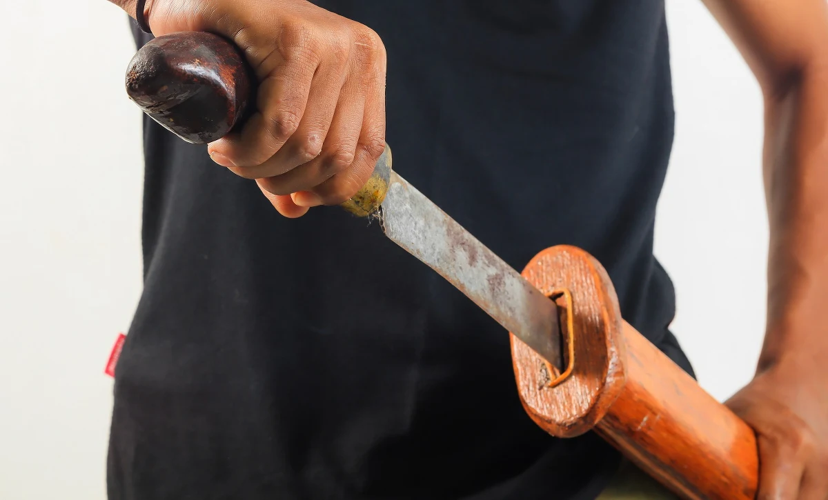 Policjanci z warszawskiej Woli zatrzymali 14-latka. Nastolatek przyszedł na boisko szkolne z maczetą, którą zranił kolegę w przedramię i uciekł. Oprócz maczety miał przy sobie m.in. marihuanę, kastet i nóż.