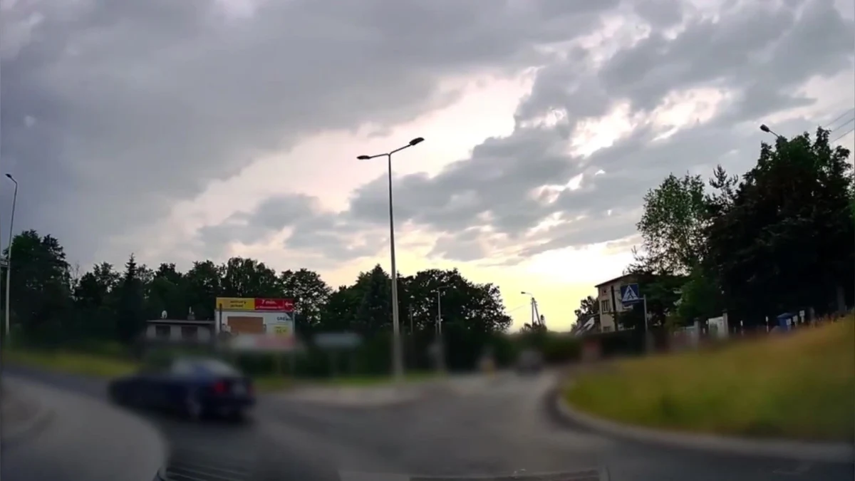 1 tys. złotych mandatu i 15 punktów karnych - takie konsekwencje poniesie 22-latek, który driftował na rondzie w Bielsku-Białej. Policjanci dostali nagranie na skrzynkę "Stop agresji drogowej".  

