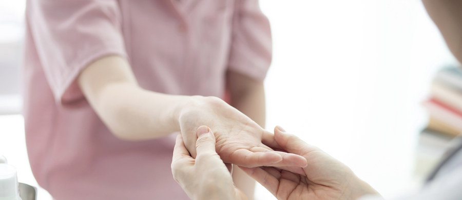 Wygląd dłoni może wiele mówić o kondycji naszego zdrowia! O tym, jakie zaburzenia i choroby manifestują się na skórze rąk – objaśnia dermatolog doktor Joanna Sułowicz.  