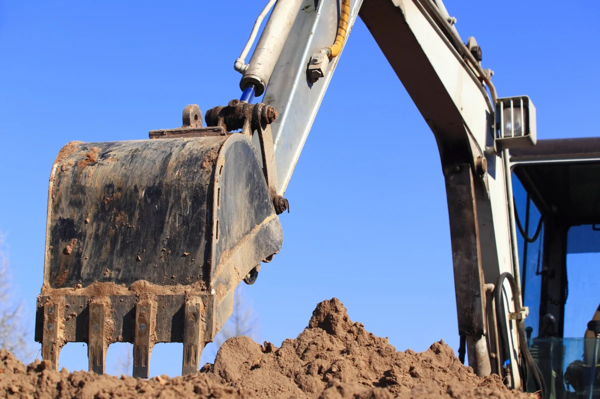 Pociąg PKP Intercity zderzył się z koparką. Do stłuczki doszło o poranku między Warszawą Wschodnią a Wawrem. Z kolei skład relacji Lublin–Wrocław został,  skierowany na niewłaściwy tor.  