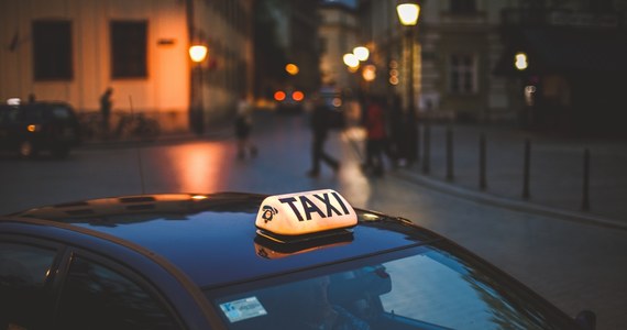 Krakowscy policjanci zatrzymali kierowcę taksówki na aplikację, podejrzanego o wykorzystanie seksualne kobiety, która zamówiła u niego kurs. 49-letnie mężczyzna trafił na trzy miesiące do aresztu. 
