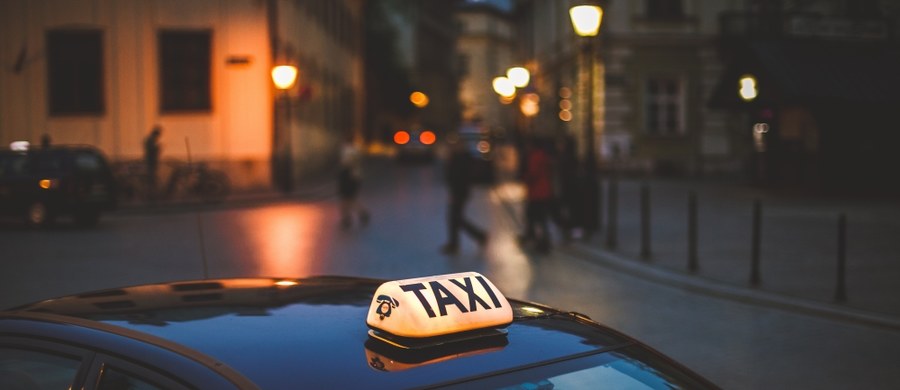 Krakowscy policjanci zatrzymali kierowcę taksówki na aplikację, podejrzanego o wykorzystanie seksualne kobiety, która zamówiła u niego kurs. 49-letnie mężczyzna trafił na trzy miesiące do aresztu. 
