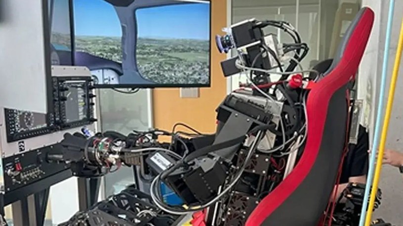 Naukowcy Korea Advanced Institute of Science and Technology (KAIST) pracują nad humanoidalnym robotem-pilotem napędzanym AI, który będzie w stanie latać każdym samolotem... wystarczy, że raz przeczyta instrukcję.