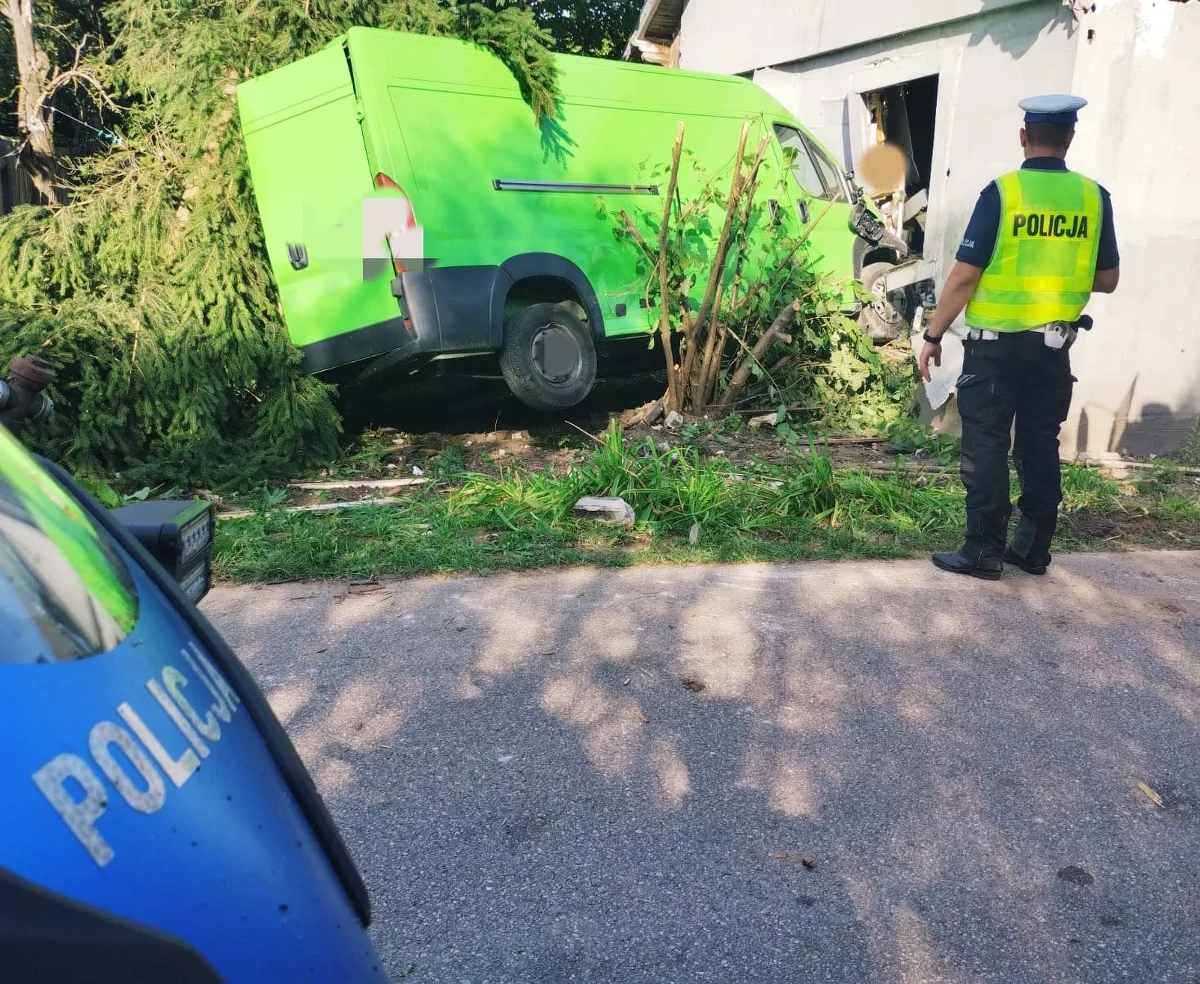Wszystko wyglądało bardzo groźnie. W miejscowości Czaje-Bagno w powiecie wysokomazowieckim (woj. podlaskie) zderzyły się dwa busy. Jeden z nich wypadł z drogi i wbił się w ścianę znajdującego się obok domu. W budynku w chwili zdarzenia przebywała matka z trojgiem małych dzieci.